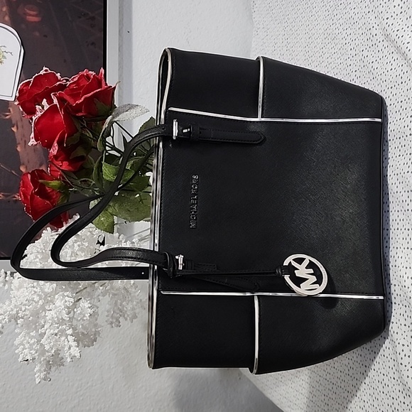 Michael Kors Handbags - Michael Kors Purse color Black